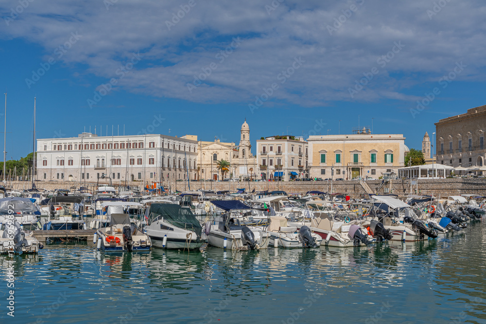 Piazza Pietro Tiepolo, Convento Madonna del Carmine et clocher de la Chiesa di San Domenico, depuis le port de Trani, dans les Pouilles, Italie