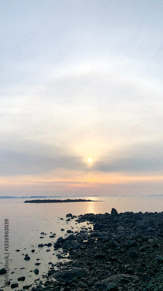 Obraz premium 波戸岬の浜辺に沈む夕陽