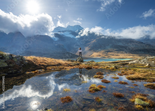 Young woman standing on a r...