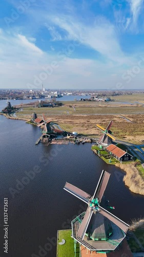 Le magnifique petit village de Zaanse Schans au pays-bas à côté de la ville de Amsterdam, avec les moulins à vent 
