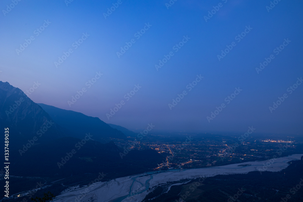 panoramica che mostra dall'alto il territorio intorno alla città di Gemona del Friuli all'alba, in estate