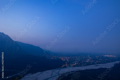 Obraz na płótnie panoramica che mostra dall'alto il territorio intorno alla città di Gemona del Friuli all'alba, in estate w salonie