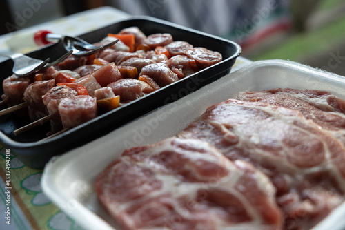 Obraz na płótnie dettagli di alcuni vassoi di polistirolo che contengono degli spiedini e delle bistecche di carne, pronti per essere cucinati w salonie