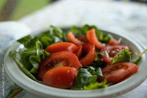 Obraz na płótnie dettaglio da vicino in primo piano di un piatto salutare a base di pomodoro a fette ed insalata w salonie