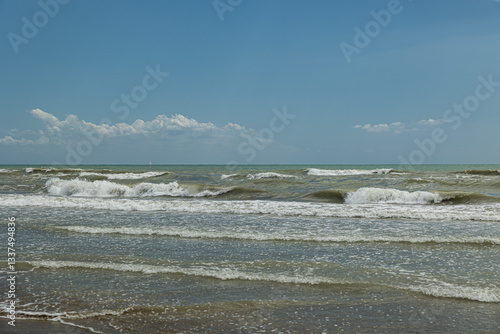 Obraz na płótnie vista panoramica che si estende dalla vicina costa del Veneto e si affaccia sul mare Adriatico, guardando verso il lontano orizzonte, con mare mosso, di giorno, in estate e cielo sereno w salonie