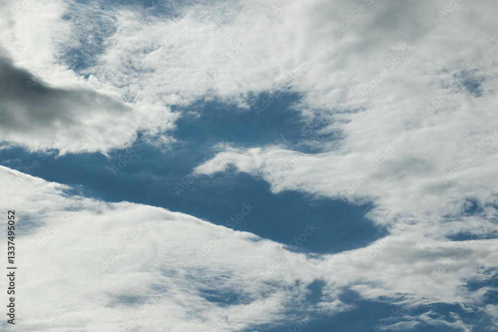 dettaglio di uno spazio vuoto in mezzo alle nuvole nel cielo diurno che creano una forma di cuore