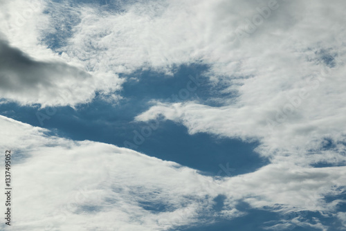 Obraz na płótnie dettaglio di uno spazio vuoto in mezzo alle nuvole nel cielo diurno che creano una forma di cuore w salonie