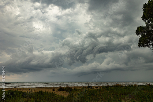 Obraz na płótnie intenso temporale estivo mentre passa sopra il mare Adriatico, visto dalla costa del Veneto, di pomeriggio, in estate w salonie
