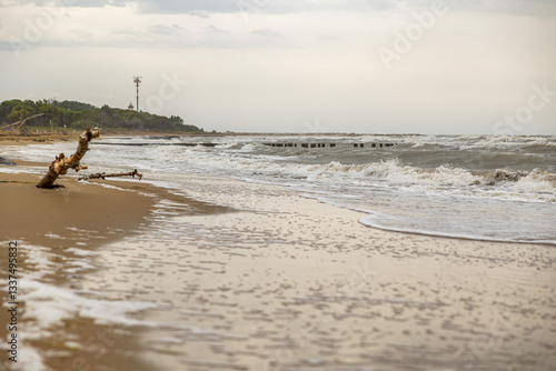 Obraz na płótnie dettaglio in prospettiva con vista verso l'orizzonte su un tratto di spiaggia sul mare Adriatico lungo la costa del Veneto, in Italia, con mare mosso, dopo un temporale w salonie