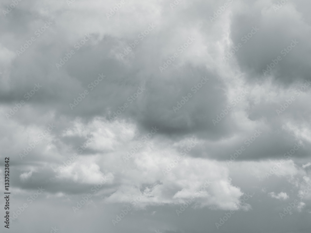 春の雲の多い空モノクロ07 春の雲の多い空モノクロ07