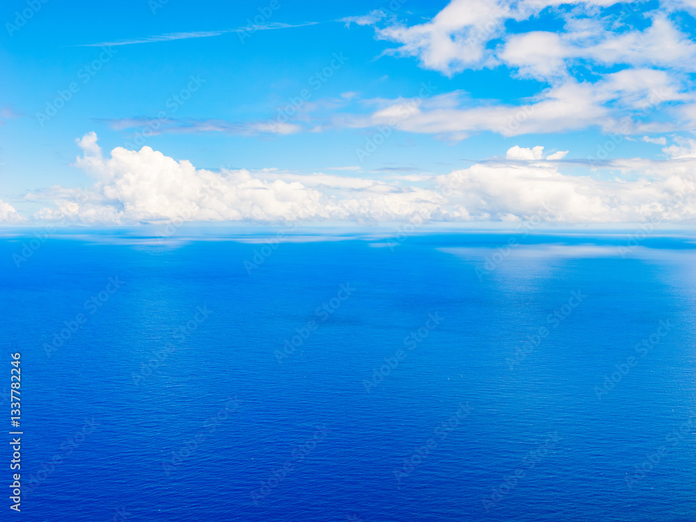 飛行機の上空からみる沖縄の海 飛行機の上空からみる沖縄の海
