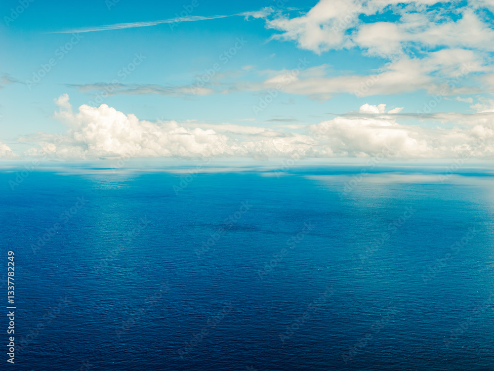 飛行機の上空からみる沖縄の海 フィルム風 飛行機の上空からみる沖縄の海 フィルム風