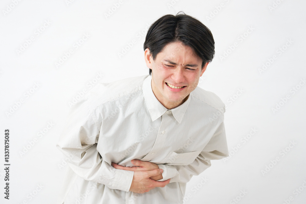 男性　腹痛　白背景