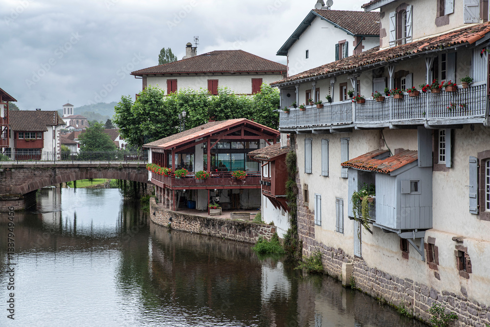 Φωτογραφία Typical Basque architecture in the town of Saint Jean Pied de Port in France