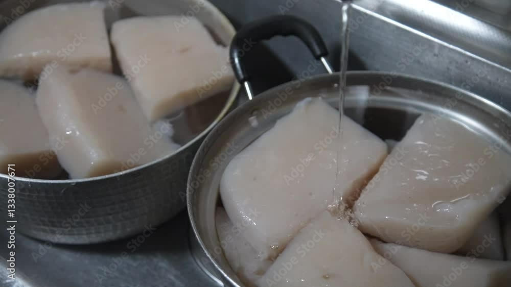 手作りのこんにゃくを流水で冷やす様子 手作りのこんにゃくを流水で冷やす様子
