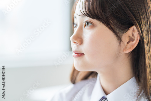 勉強をする女子高校生。