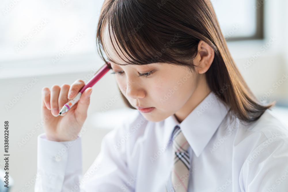 勉強をする女子高校生。 勉強をする女子高校生。