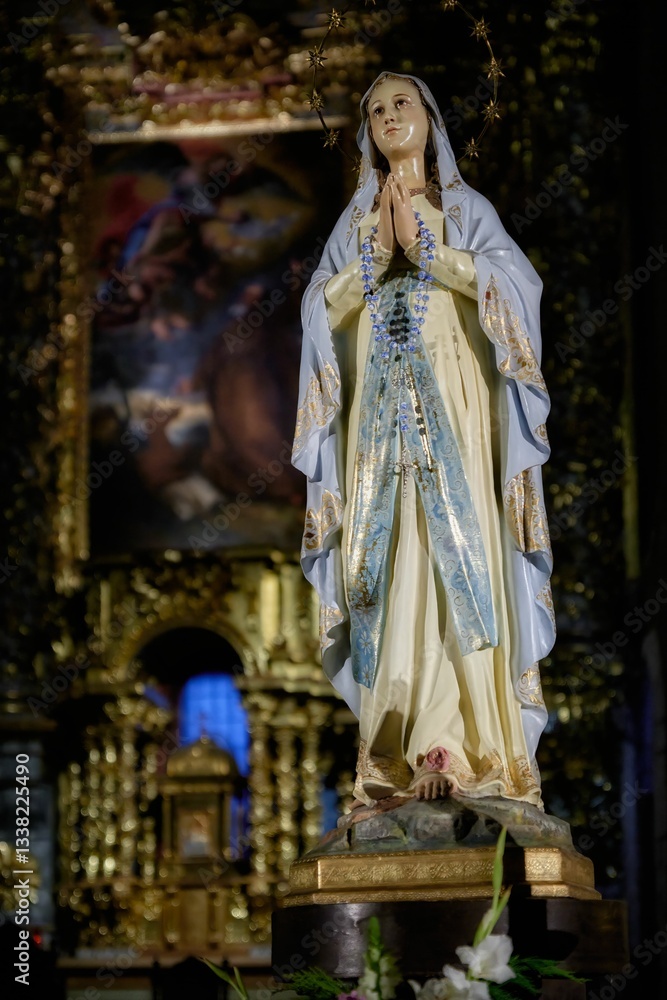 Fototapeta premium Statue of the Virgin Mary in a Church