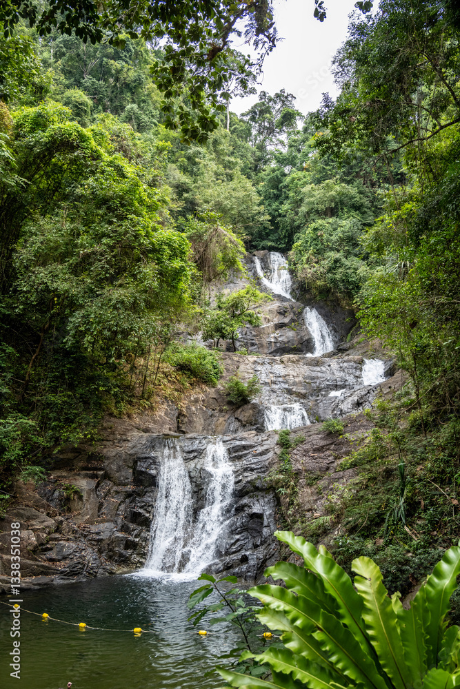 Obraz premium beautiful landscape with a waterfall and mountains and forest on a sunny day in Thailand