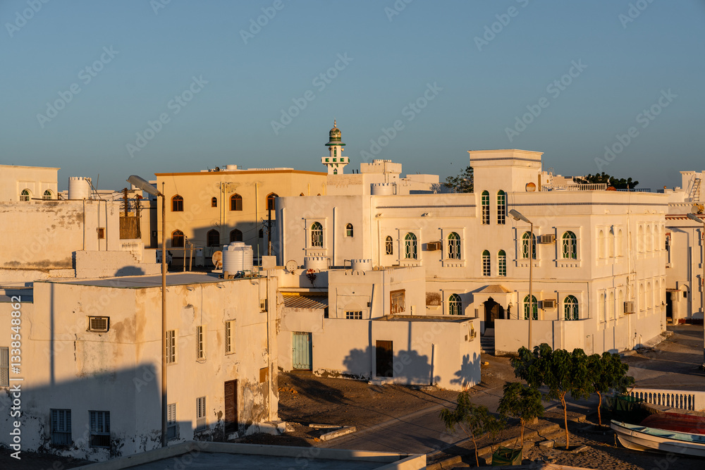 Fototapeta premium Weise traditionelle kleine Gebäude am Hafen von Sur Oman