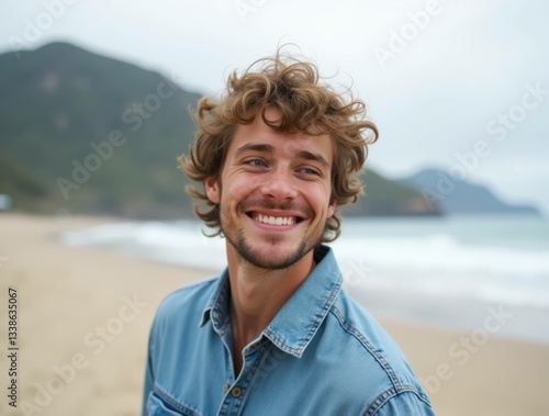 Portrait joyeux d’un jeune hom avec une barbe regardant la caméra avec un fond de nature verte. Les gens profitent d’activités de loisirs en plein air seul. Touriste dans le parc. Homme adulte heureux