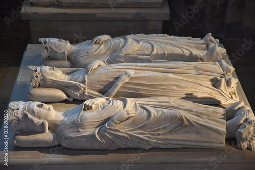Gisants en marbre à la basilique Saint-Denis. France