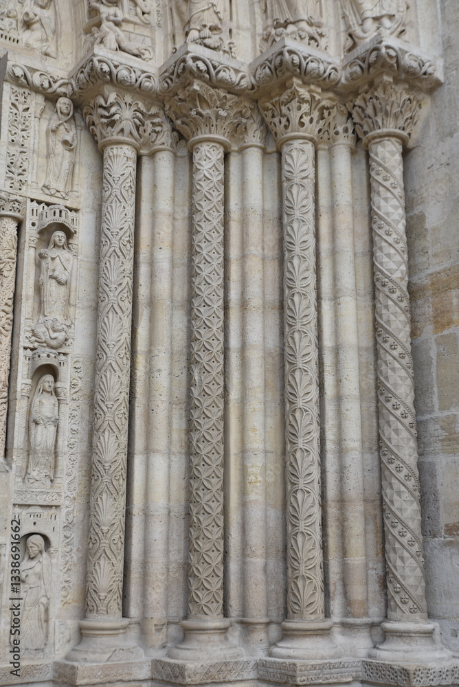 Obraz premium Colonnes de la façade de la basilique Saint-Denis. France