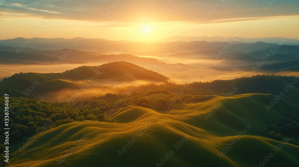 Obraz premium Golden Sunrise over Misty Mountains: A Breathtaking Aerial View