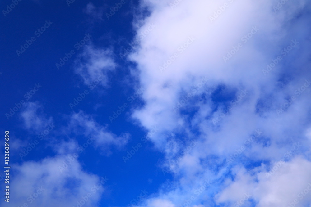 青空とふわふわした白い雲 青空とふわふわした白い雲