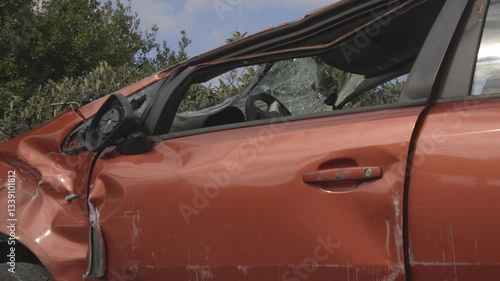 automobile rotta dopo un incidente, pronta ad essere demolita
