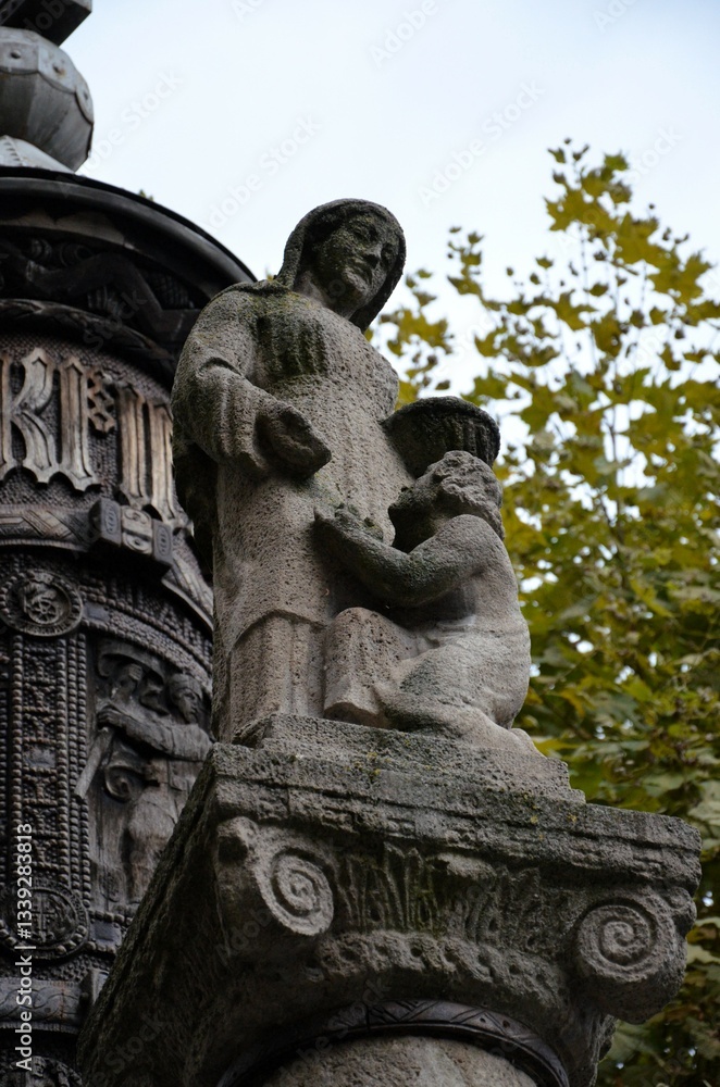 Fototapeta premium Mainz, Germany 10.05.2024: People walking and enjoying view of Nagelsaule Monument, located near Mainz Cathedral, in Old Town of Mainz
