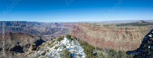 Eine atemberaubende Luftaufnahme des Grand Canyon Nationalparks, die seine Weite und natürliche Schönheit zeigt. 