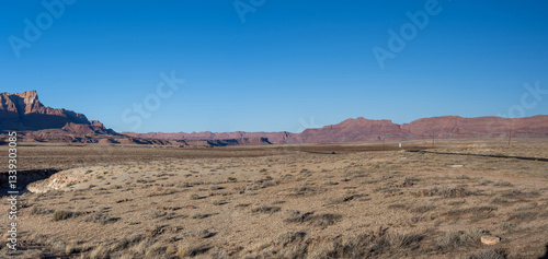 Der obere Teil bietet einen weiten, weiten Blick auf den Canyon und seine Umgebung bei strahlend blauem Himmel. 