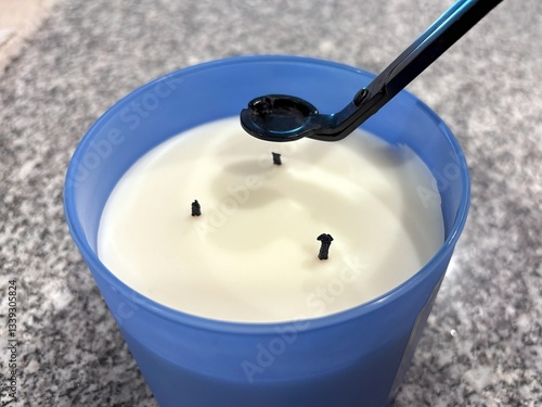 Εκτύπωση καμβά Trimming candle wick with a wick trimmer for proper maintenance