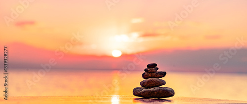 steinpyramide auf einer Terrasse am Meer