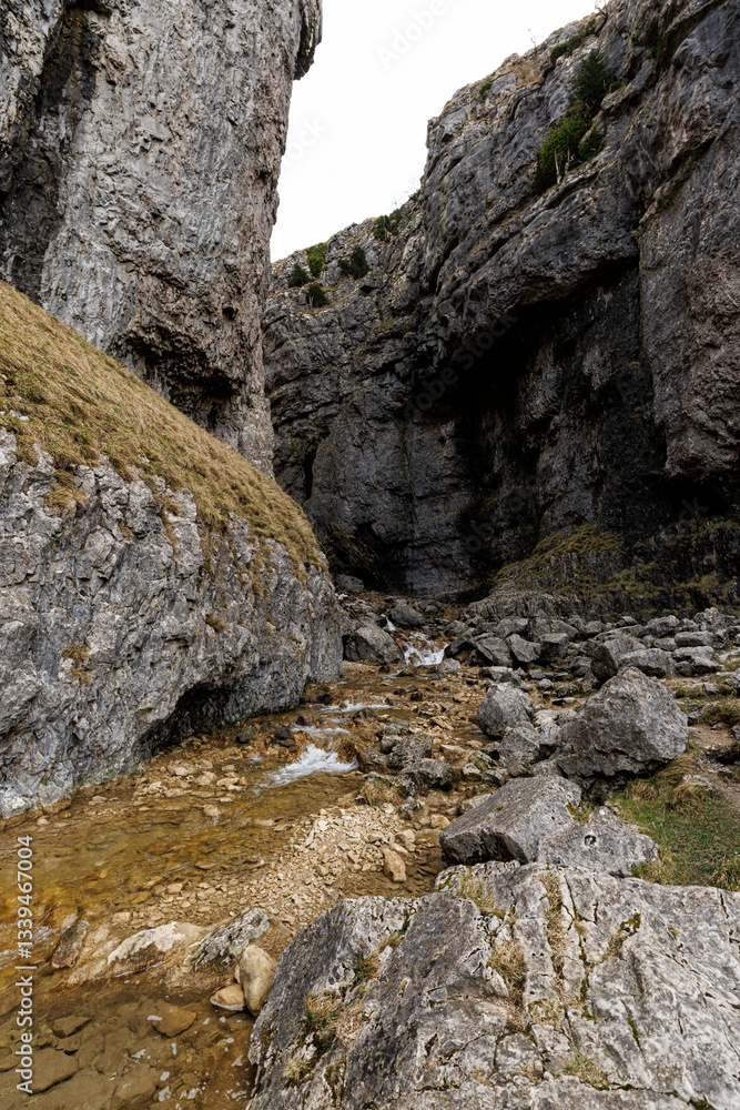 Malham Cove - Gordale Scar, Yorkshire Malham Cove - Gordale Scar, Yorkshire