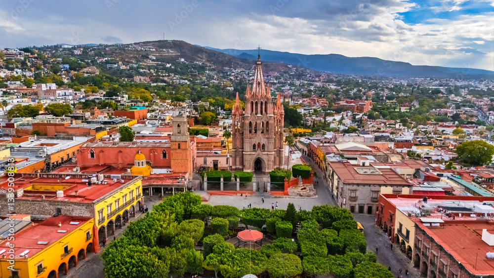 Obraz premium Front aerial view of the San Miguel de Arcangel parish church in San Miguel de Allende, Mexico.