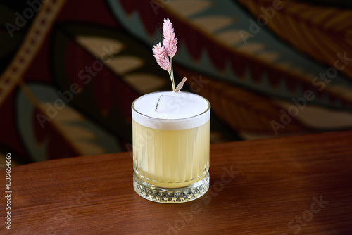 Obraz na płótnie Elegant Floral Cocktail in a Crystal Glass on Wooden Table w salonie