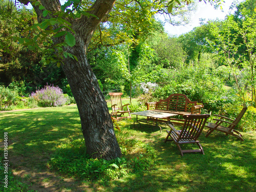 Giardino fiorito, panchine