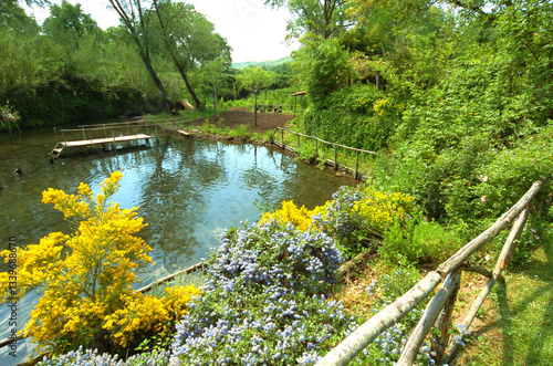 Tableau sur toile Giardino fiorito, laghetto