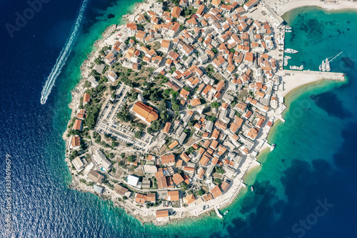 Obraz na płótnie Croatia. Scenic town of Primosten peninsula aerial view, turquoise archipelago w salonie