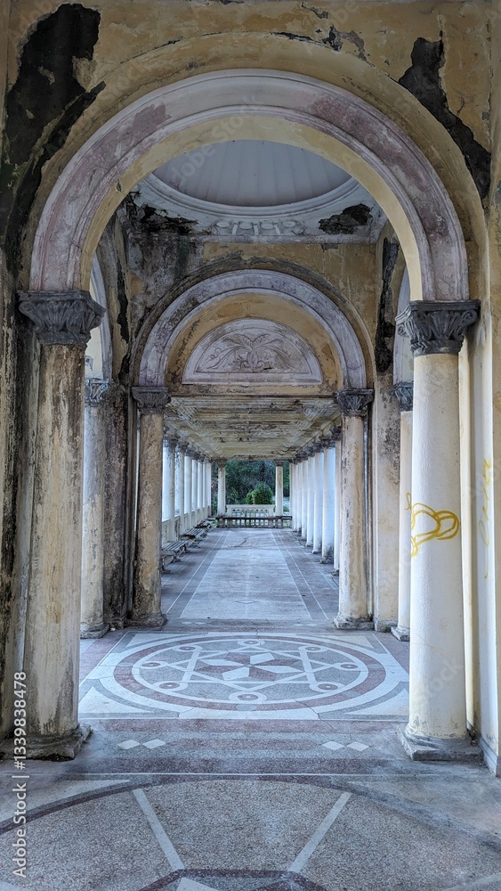 Obraz premium Explore the haunting beauty of this abandoned structure with detailed architecture and intricate patterns.