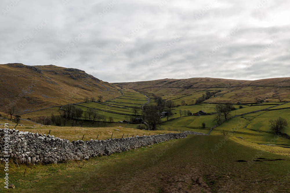 Obraz premium Malham Cove - Views while hiking, Yorkshire