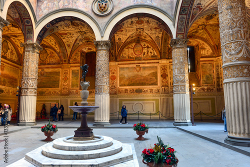 Bild auf Leinwand Der Innenhof des Palazzo Vecchio in Florenz, Italien