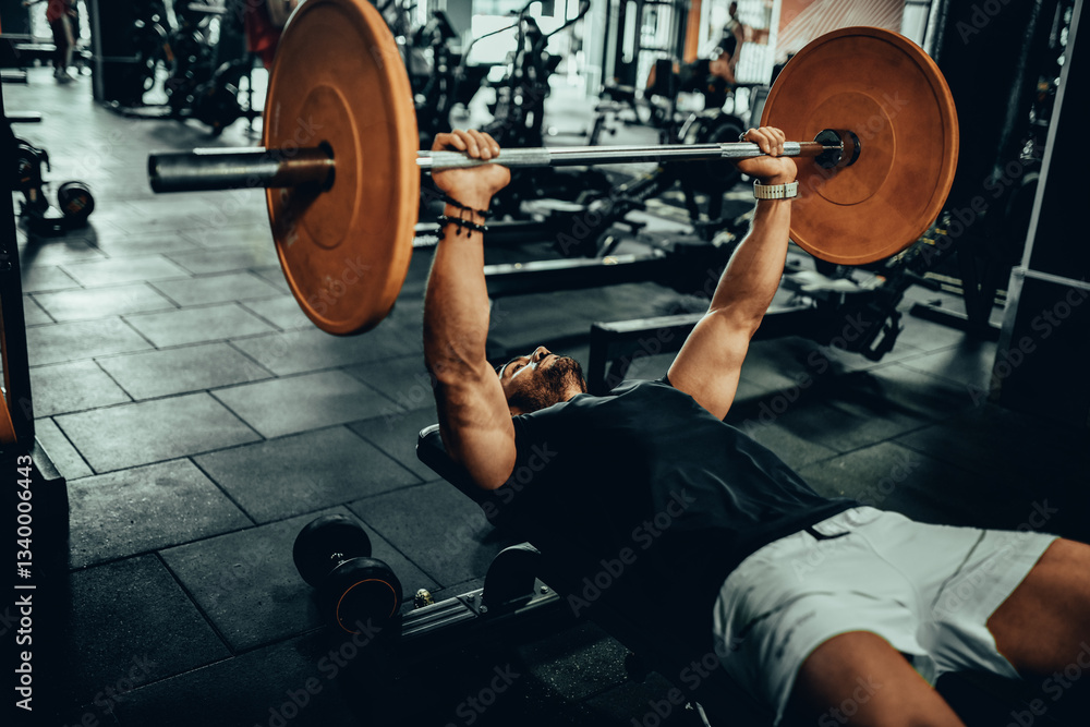 Hombre de 30 años haciendo ejercicio en un gimnasio de Bogotá, Colombia