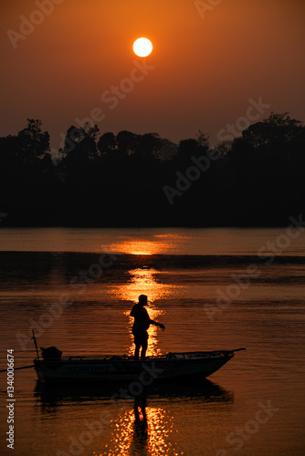 Reflexo do nascer do sol no rio Jari - Amazônia