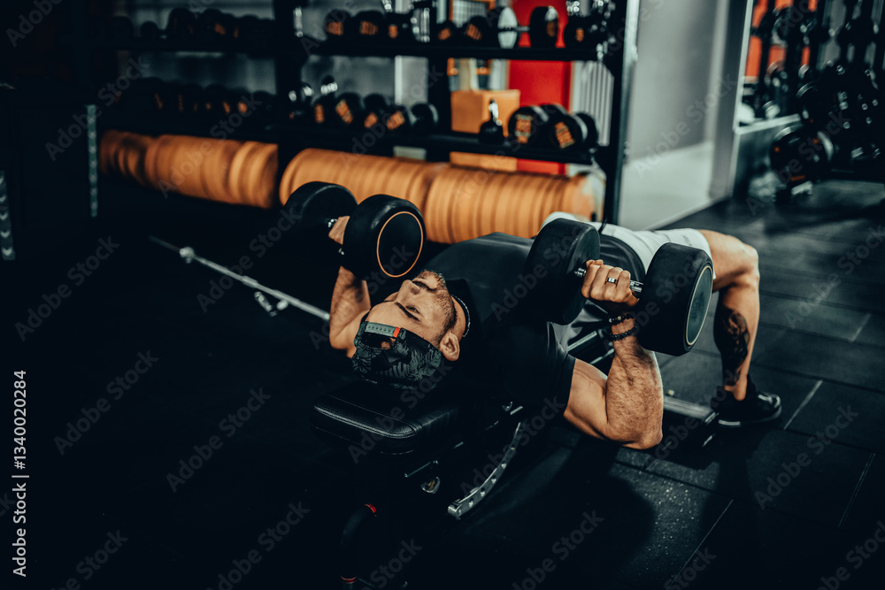 Hombre de 30 años haciendo ejercicio en un gimnasio de Bogotá, Colombia