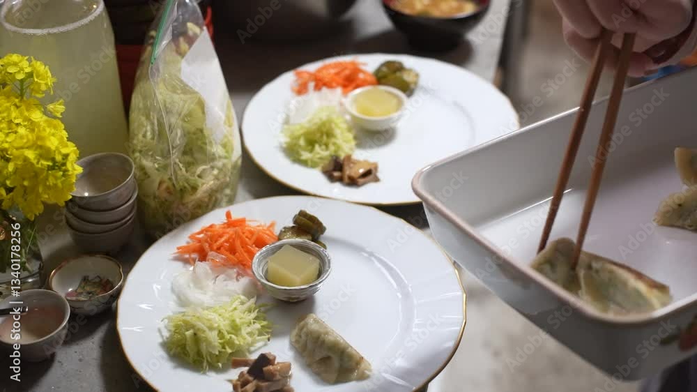 食事の準備をする女性
食事の準備をする女性