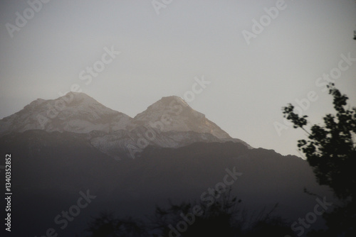 Cresta volcánica en un atardecer brumoso