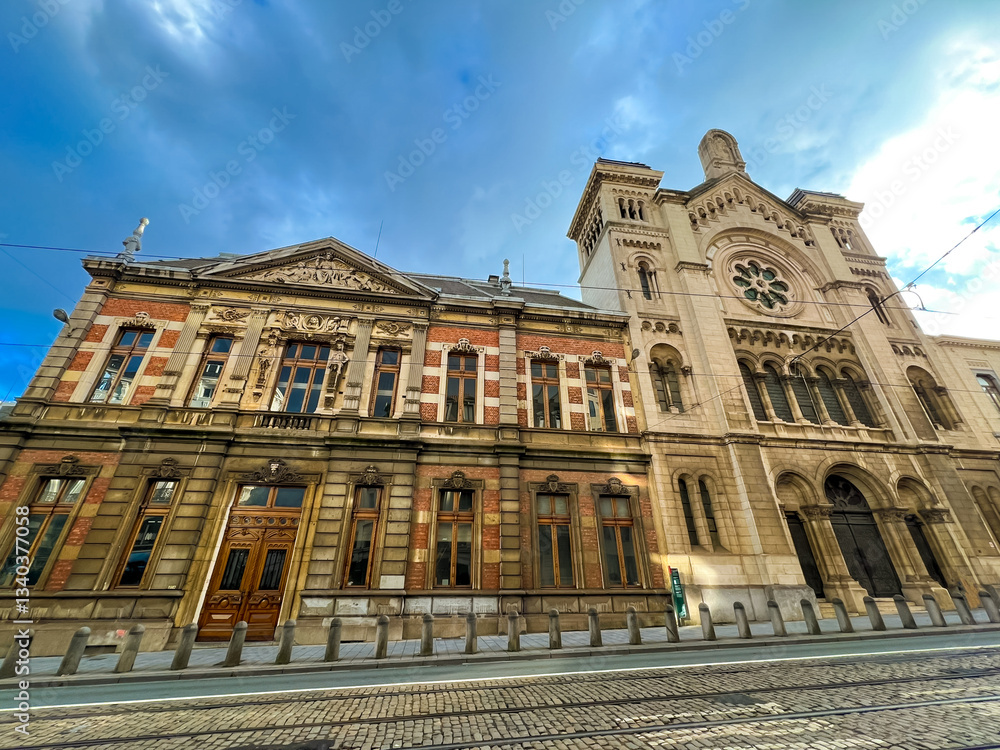 Fototapeta premium Stunning historic architecture with ornate details and elegant windows